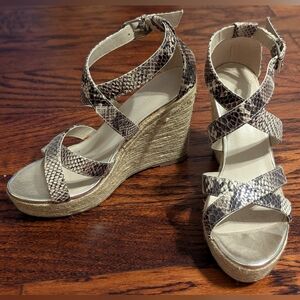 GUC Banana Republic snake pattern wedges sz 8